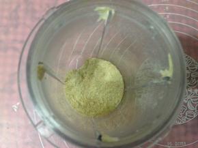将小麦胚芽用料理机打成粉备用