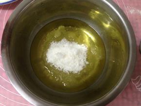 玉米油加入白糖拌匀