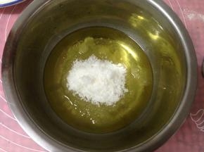 玉米油加入白糖拌匀