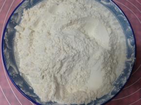 低粉加入无铝泡打粉和小苏打拌匀