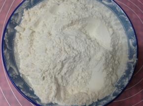 低粉加入无铝泡打粉和小苏打拌匀