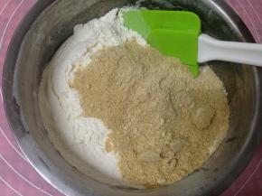 将面粉混合物筛入糖油糊中，再加入小麦胚芽粉