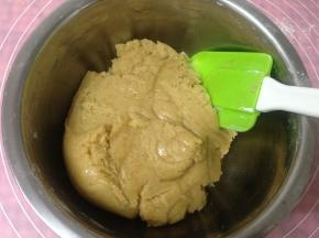 翻拌至无面粉颗粒