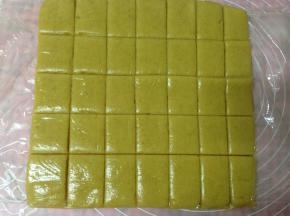 剪开保险袋，切成等份的小块