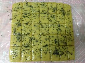 表面撒蛋液撒黑芝麻做装饰