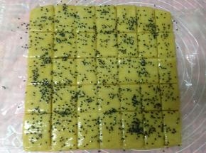 表面撒蛋液撒黑芝麻做装饰