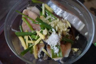 再加入生抽、盐、白醋、葱姜料酒搅拌均匀