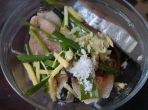 再加入生抽、盐、白醋、葱姜料酒搅拌均匀