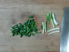 葱切成葱白葱花两份