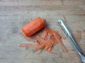 胡萝卜削去皮