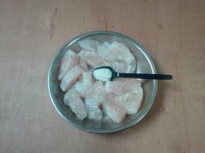 巴沙鱼放进盘子里，放一小勺盐，一小勺糖少许黑胡椒粉