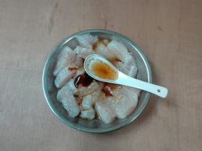 放一小勺蚝油，一勺生抽，一勺料酒