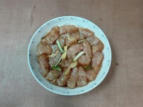 放葱白姜片拌匀腌制十五分钟