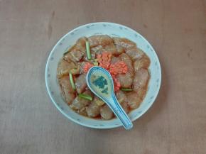 放胡萝卜条，淋一勺食用油