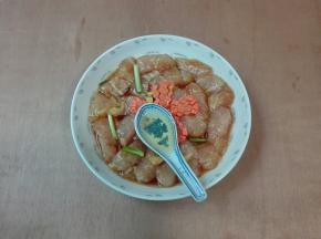 放胡萝卜条，淋一勺食用油