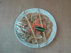 盘子上面放一双筷子隔着保鲜膜，用牙签扎几个孔