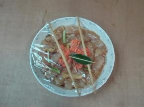 盘子上面放一双筷子隔着保鲜膜，用牙签扎几个孔