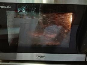 微波炉加热工作中