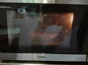 微波炉加热工作中