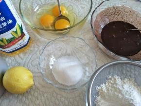 可可粉用热水搅匀。