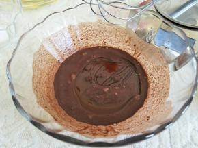 倒入玉米油，充分搅匀