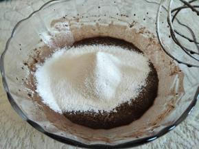 加入过筛低筋面粉