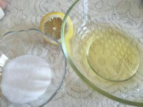 蛋清加柠檬汁，分次加白砂糖打发。