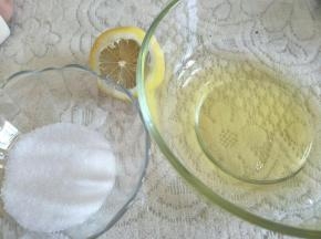 蛋清加柠檬汁，分次加白砂糖打发。