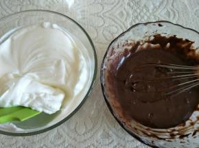 蛋白霜和蛋黄糊分俩次快速翻拌均匀