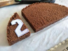 根据纸片切出蛋糕数字