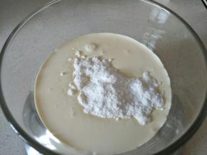 糖粉搅入奶油，以防飞散