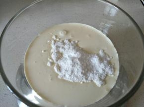 糖粉搅入奶油，以防飞散
