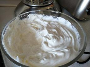 高速打到无液体，转低速打发到硬的奶油。