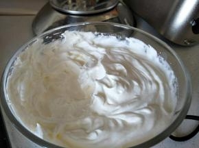 高速打到无液体，转低速打发到硬的奶油。