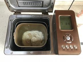 将饼皮材料全部放入面包机，启动和面15分钟。