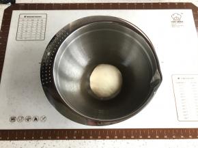 和面结束，收圆后进行发酵，时间20分钟。