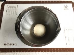 和面结束，收圆后进行发酵，时间20分钟。