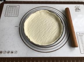 将面皮直接铺入学厨9寸披萨盘内（不用事先抹油哦），使面皮与盘壁贴合，边上围高一圈。并用叉子在面皮底部扎小眼，以防后面步骤中鼓起。