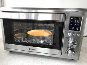 放入东菱岩烤烤箱，选择发酵模式进行二发，时间为15分钟。