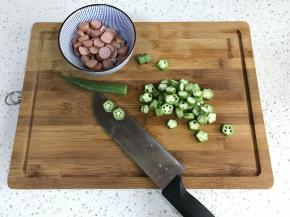 秋葵洗净切成片，火腿肠也切成片。