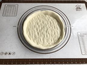 取出二发好的面皮，此时面皮松软。