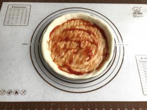 先抹一层番茄酱，抹多抹少视个人喜好。