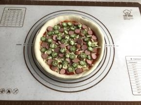 再把剩下的称葵和火腿肠全部铺上。。