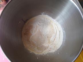 面团材料按照先液体后粉类、最后放酵母的顺序加入厨师机搅拌桶