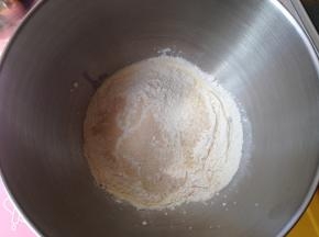 面团材料按照先液体后粉类、最后放酵母的顺序加入厨师机搅拌桶