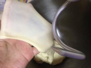 启动厨师机揉面，至面团能拉出薄膜的扩展阶段