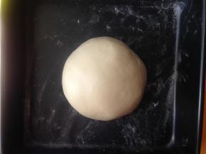 面团收圆放入烤盘，加盖保鲜膜进行一发