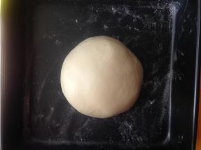 面团收圆放入烤盘，加盖保鲜膜进行一发