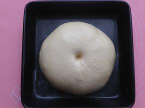 大约1小时，面团发酵至两倍大，手指粘粉戳洞不塌陷不回缩，一发完成
