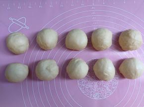 面团移至揉面垫上，分割成10等份，并揉圆静置松弛5分钟